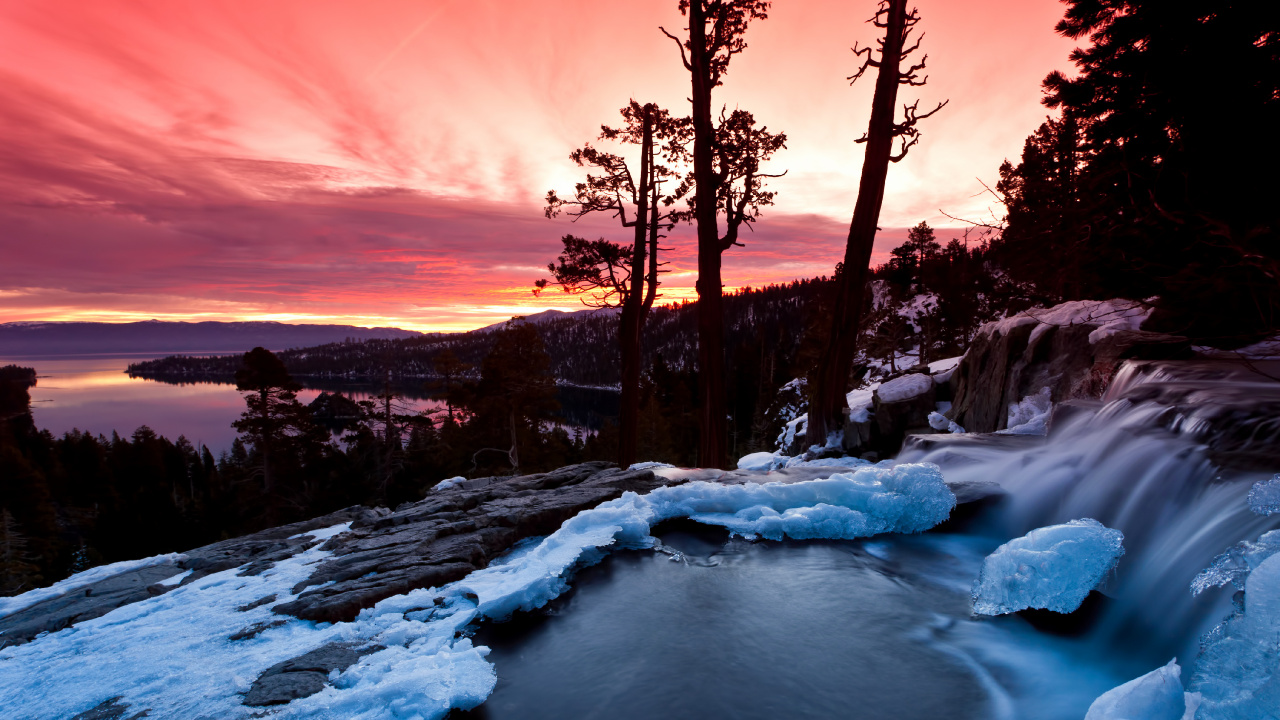 Sol Couvert de Neige Avec Des Arbres Pendant le Coucher du Soleil. Wallpaper in 1280x720 Resolution