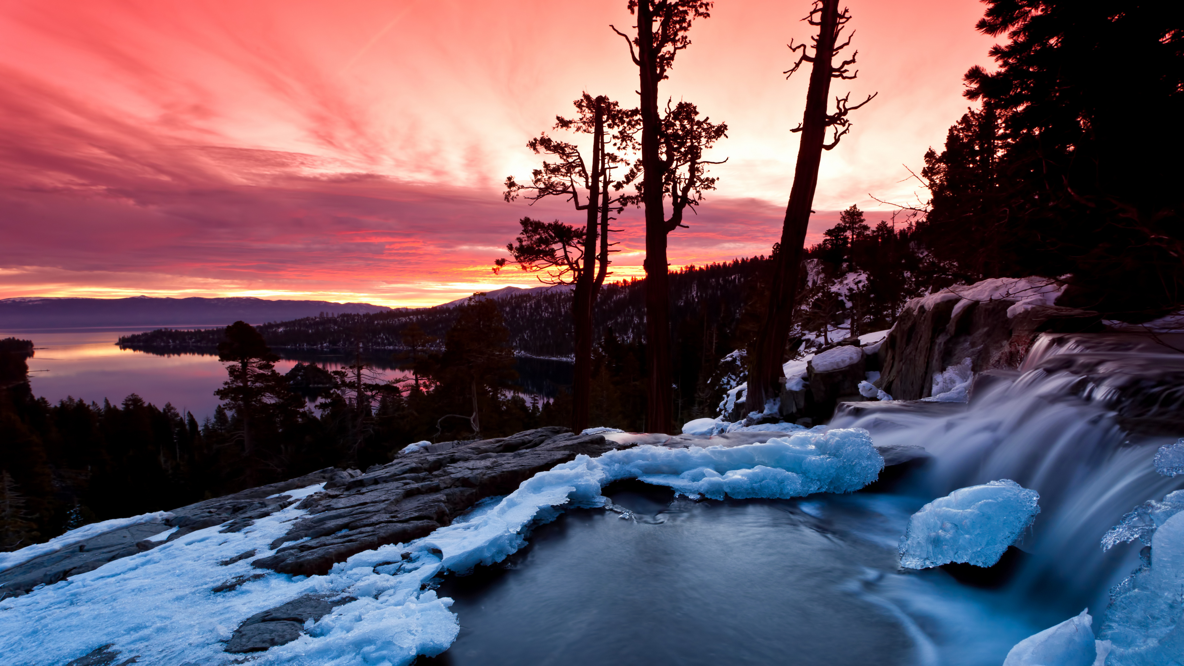 Sol Couvert de Neige Avec Des Arbres Pendant le Coucher du Soleil. Wallpaper in 3840x2160 Resolution