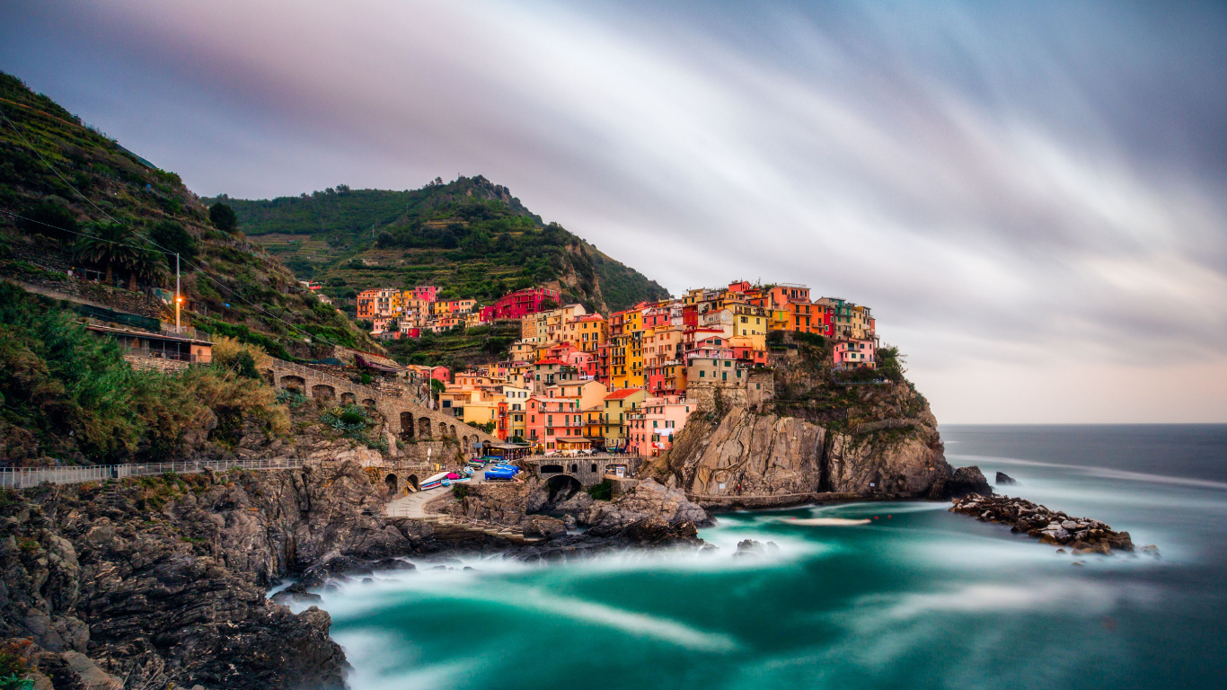 Houses on Mountain Near Body of Water During Daytime. Wallpaper in 1366x768 Resolution
