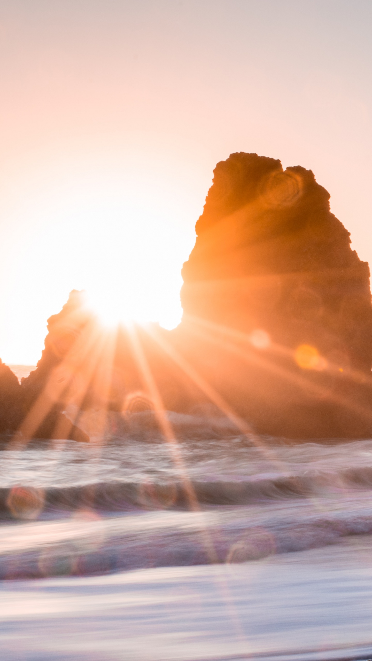Formation de Roche Brune Sur la Mer Pendant la Journée. Wallpaper in 1440x2560 Resolution