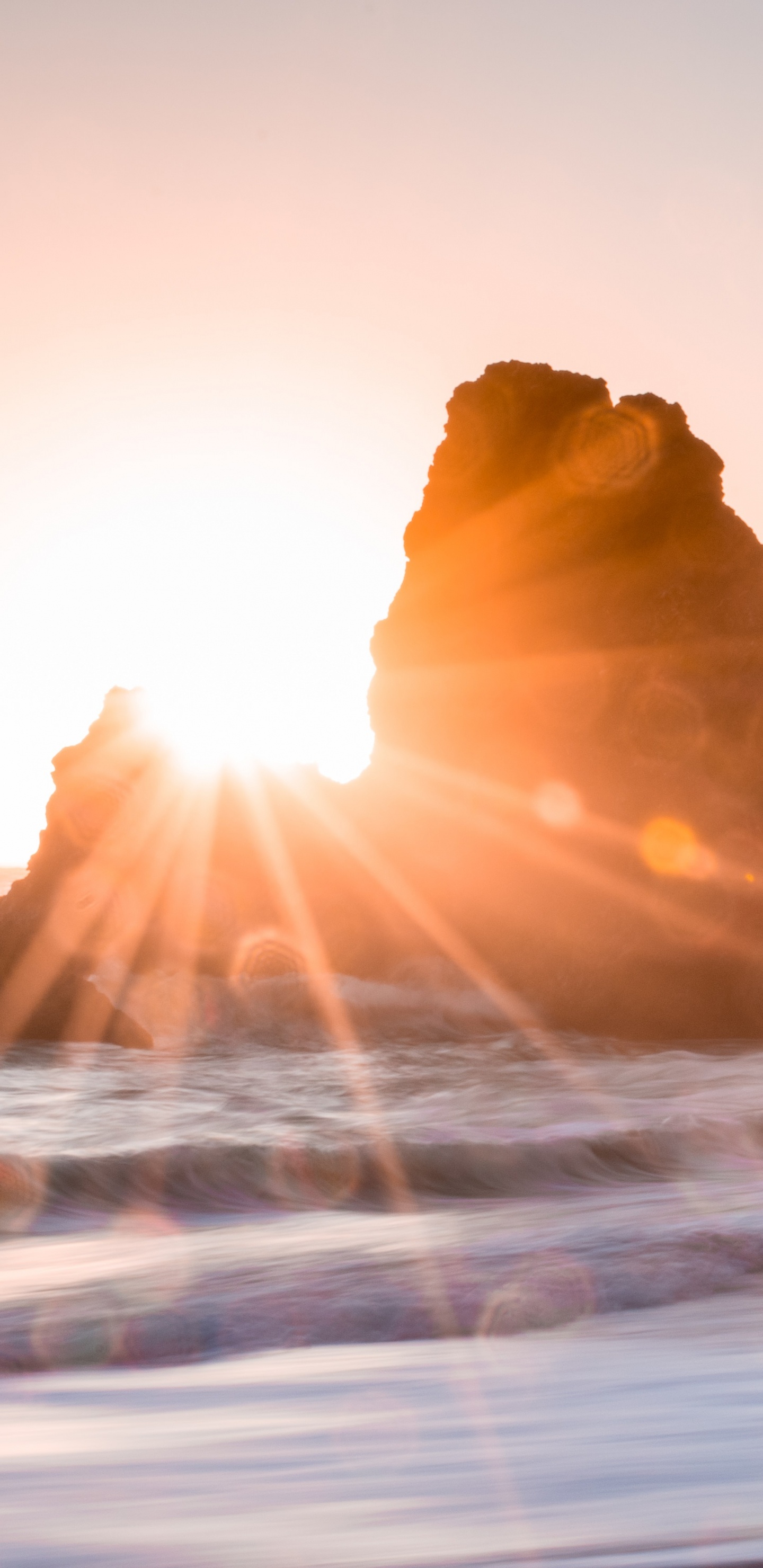 Formation de Roche Brune Sur la Mer Pendant la Journée. Wallpaper in 1440x2960 Resolution