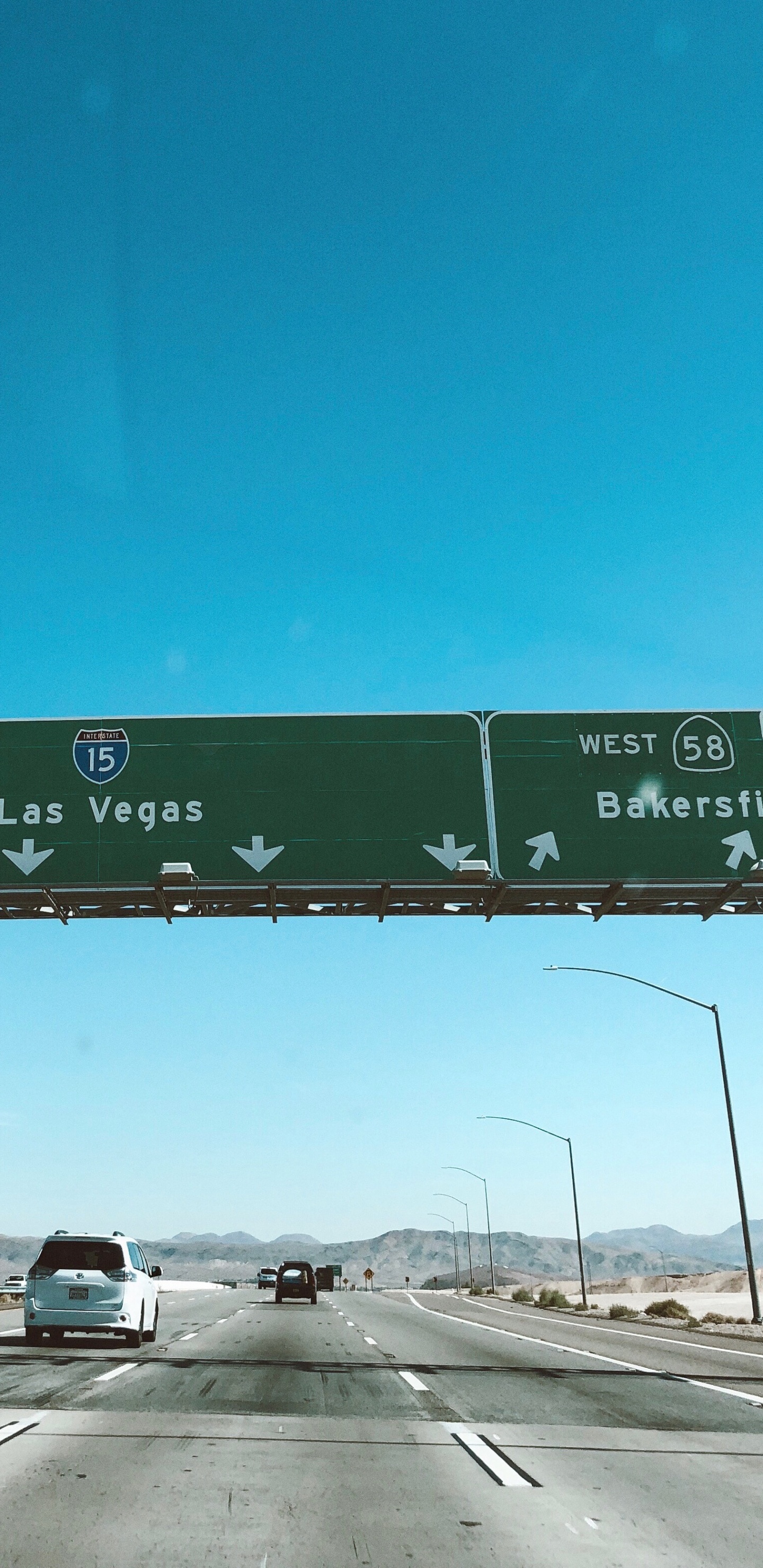 Vegas, La Señal de Tráfico, Carril, Viaje Por Carretera, Carretera. Wallpaper in 1440x2960 Resolution