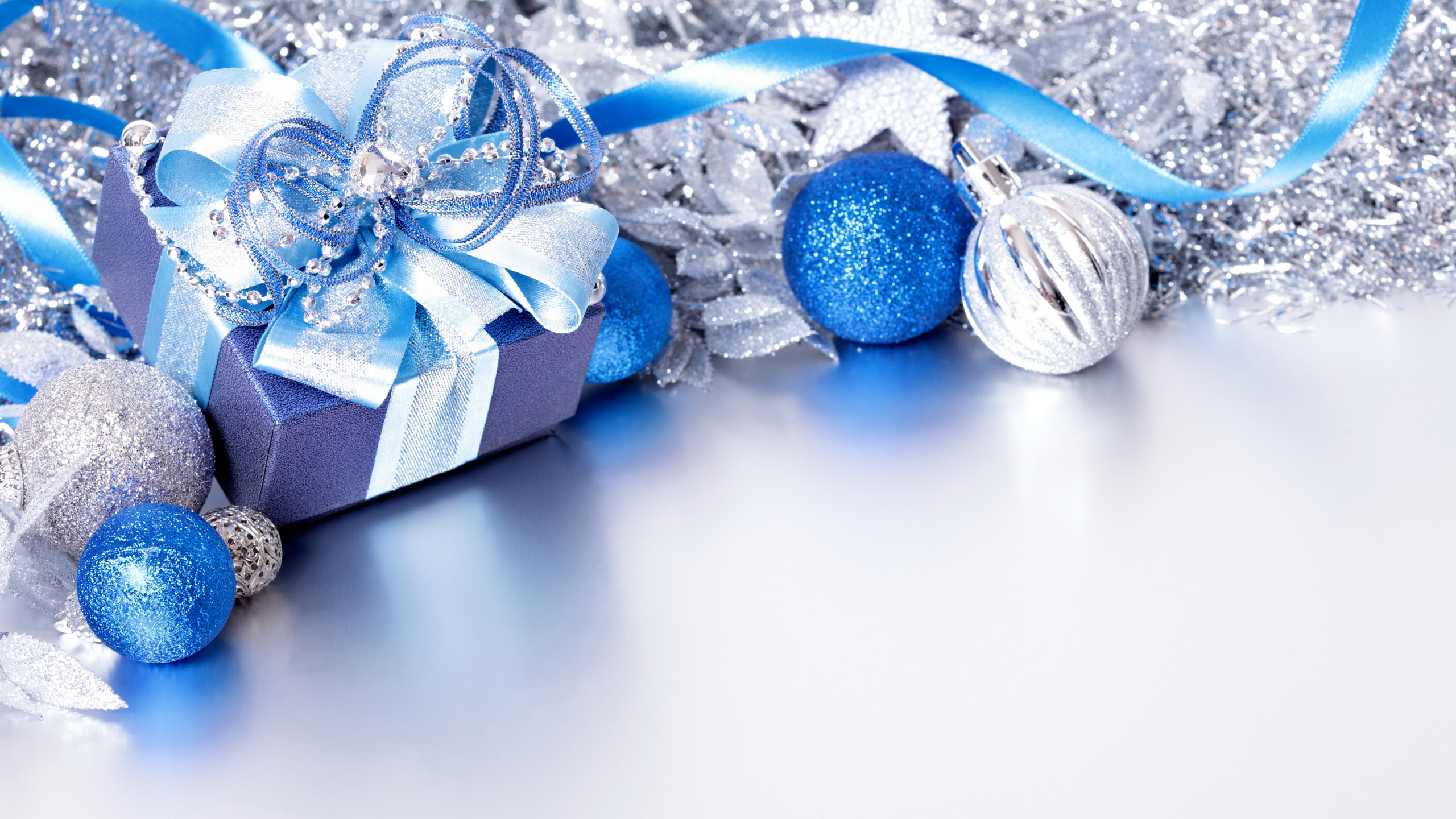 El Día De Navidad, Adorno de Navidad, Decoración de la Navidad, Regalo, Azul. Wallpaper in 2560x1440 Resolution
