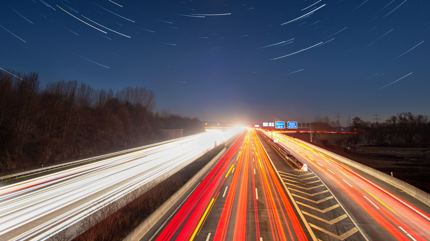 Photographie en Accéléré de Voitures Sur la Route Pendant la Nuit. Wallpaper in 1366x768 Resolution