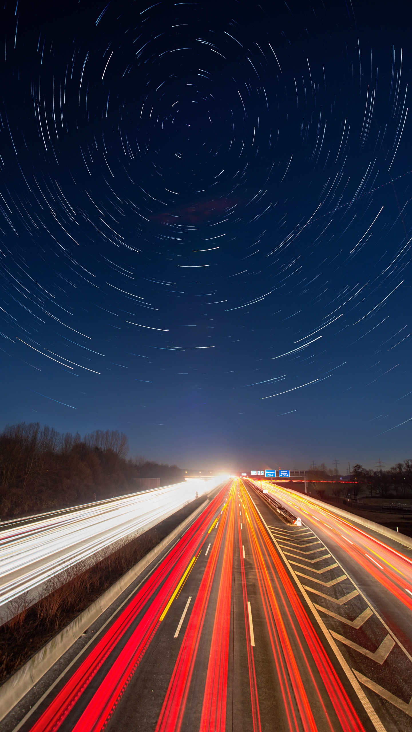 Photographie en Accéléré de Voitures Sur la Route Pendant la Nuit. Wallpaper in 1440x2560 Resolution