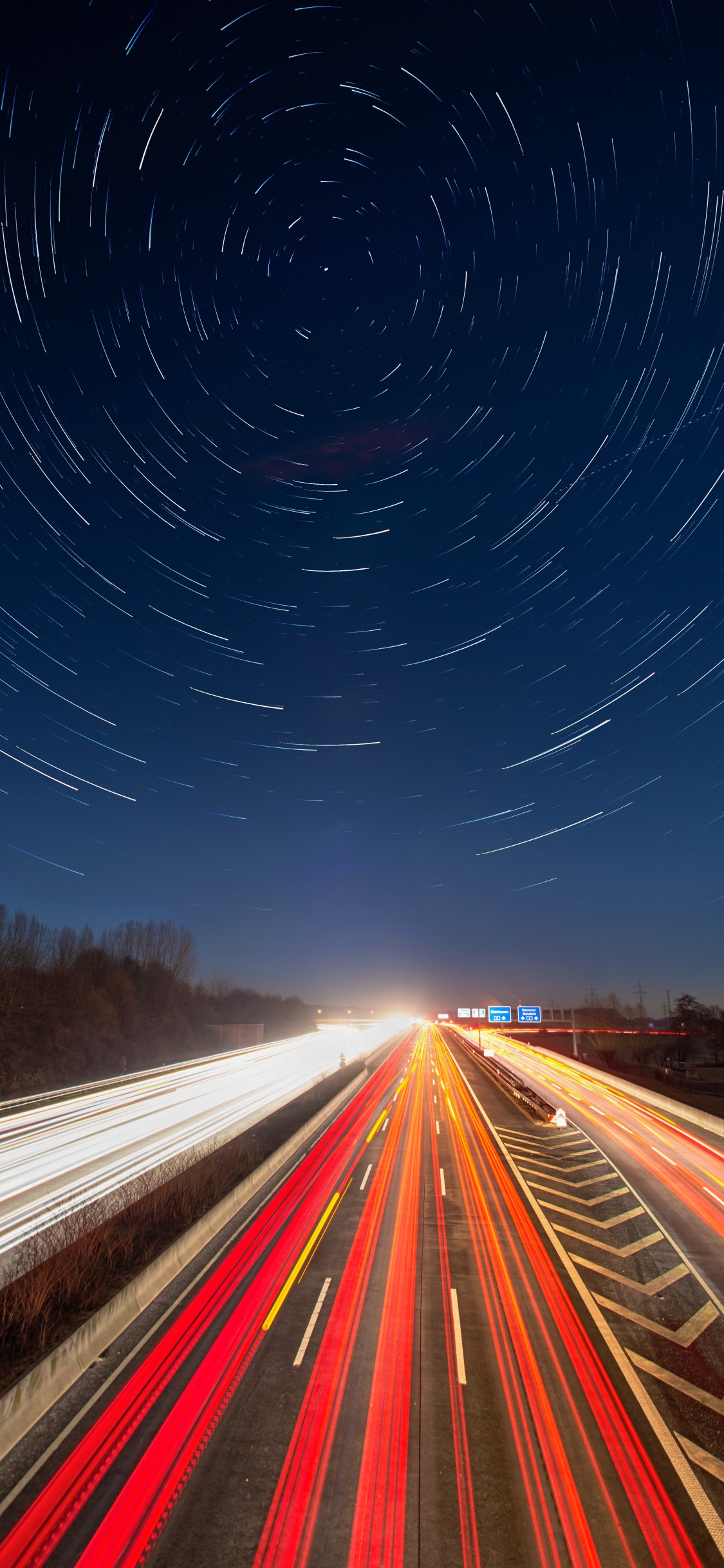 Zeitrafferaufnahmen Von Autos Auf Der Straße Während Der Nachtzeit. Wallpaper in 1125x2436 Resolution