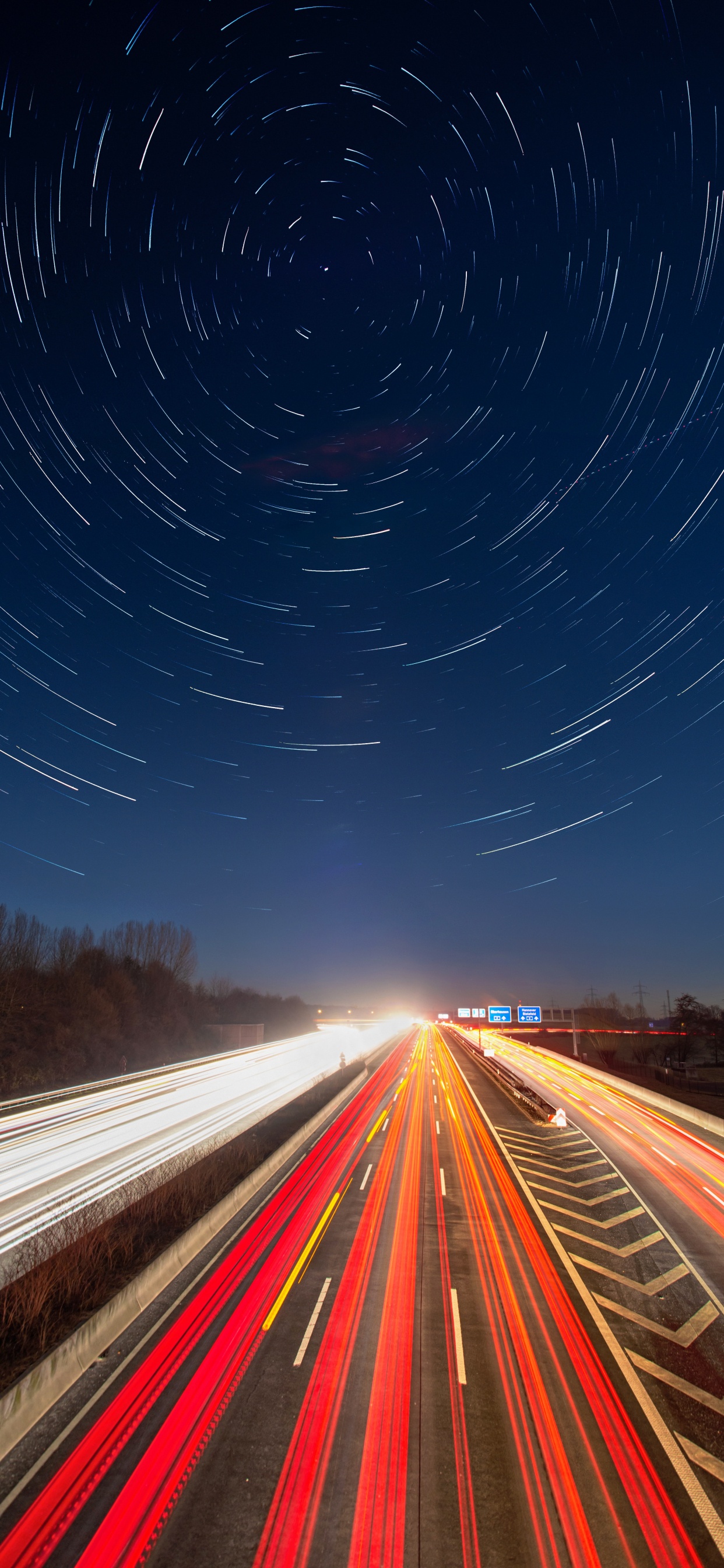 Zeitrafferaufnahmen Von Autos Auf Der Straße Während Der Nachtzeit. Wallpaper in 1242x2688 Resolution