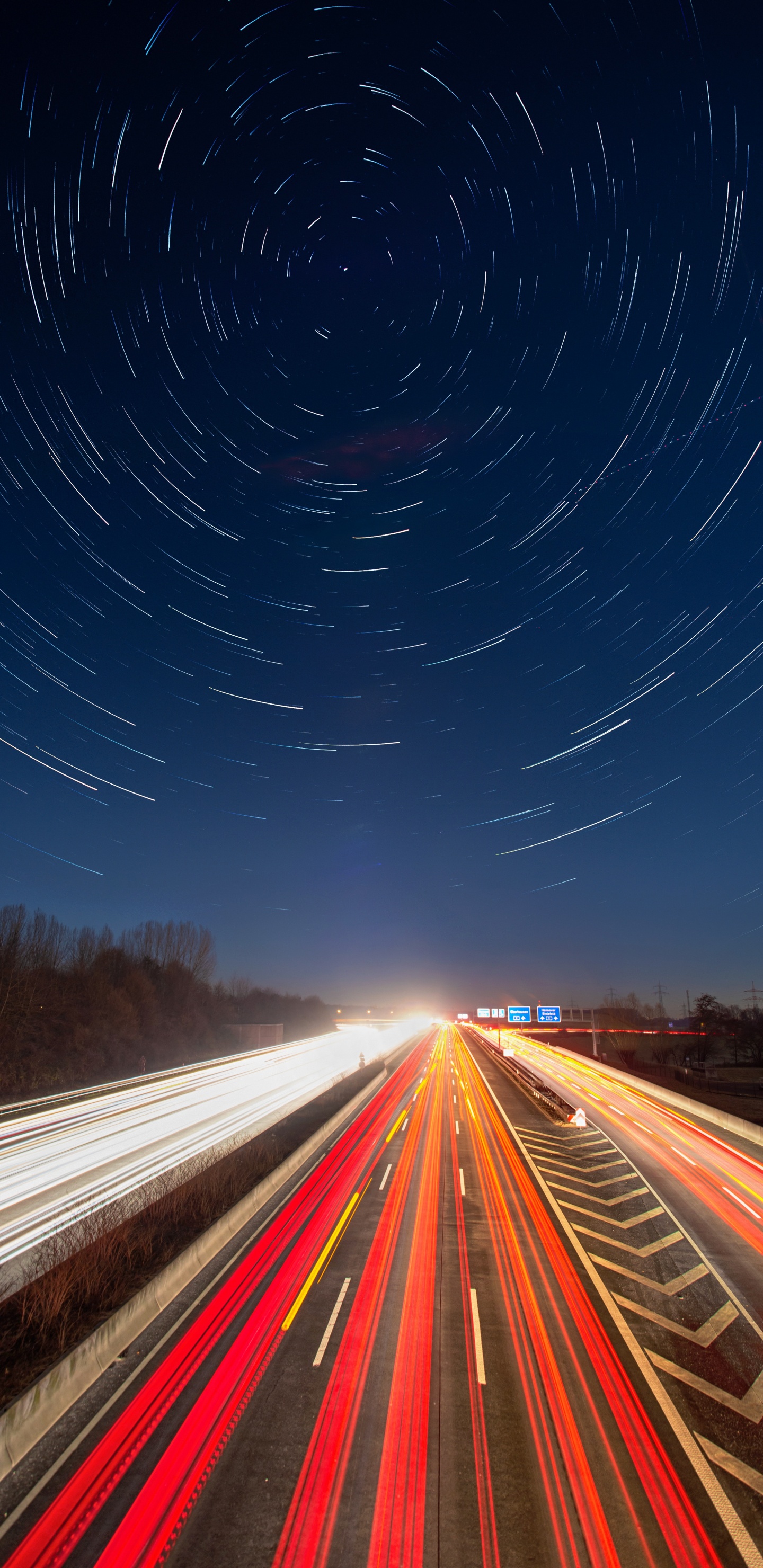 Zeitrafferaufnahmen Von Autos Auf Der Straße Während Der Nachtzeit. Wallpaper in 1440x2960 Resolution