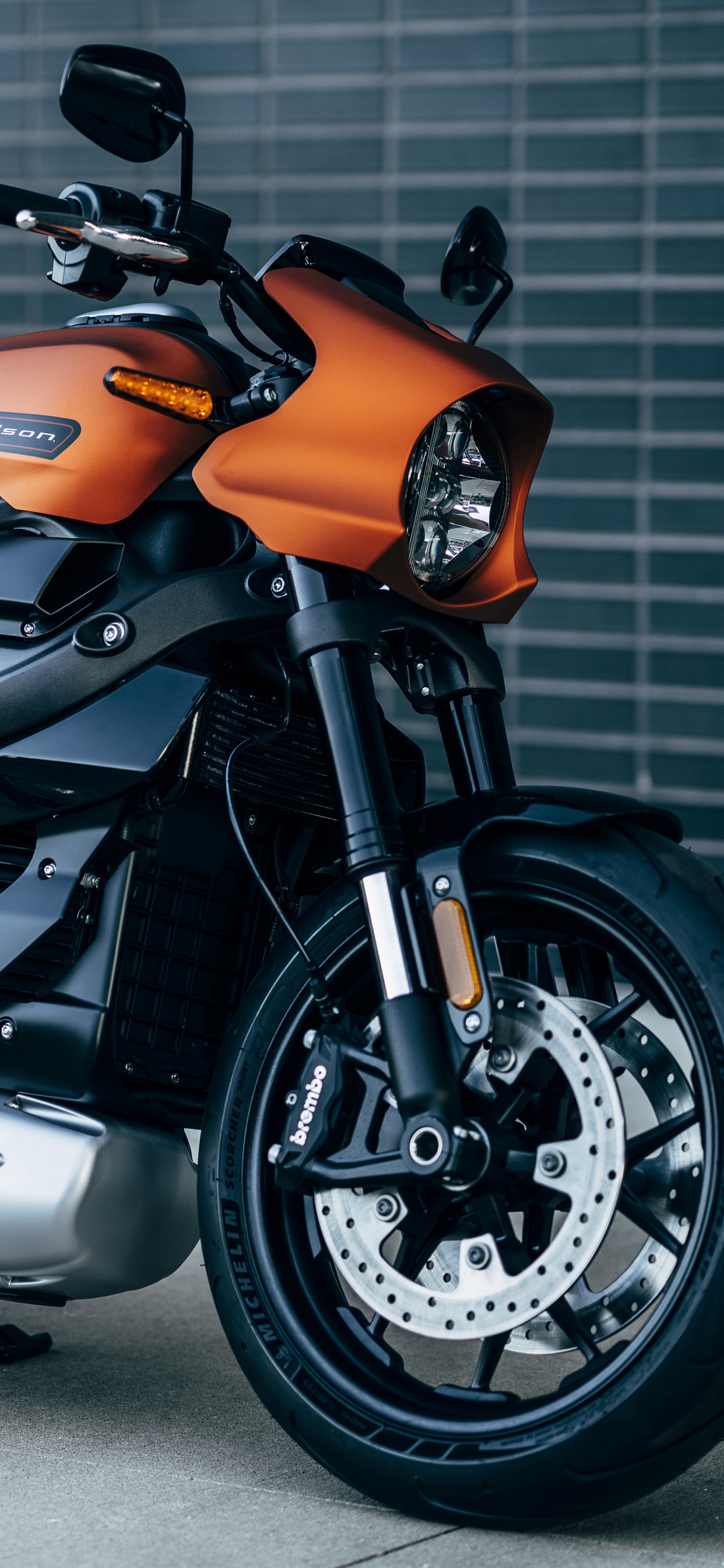 Moto Orange et Noire Sur la Chaussée Grise. Wallpaper in 1242x2688 Resolution