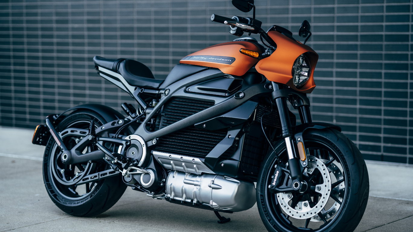 Orange-schwarzes Motorrad Auf Grauem Bürgersteig. Wallpaper in 1366x768 Resolution