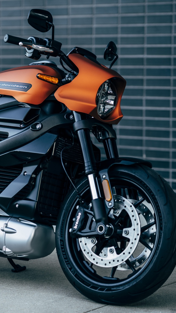 Orange-schwarzes Motorrad Auf Grauem Bürgersteig. Wallpaper in 720x1280 Resolution