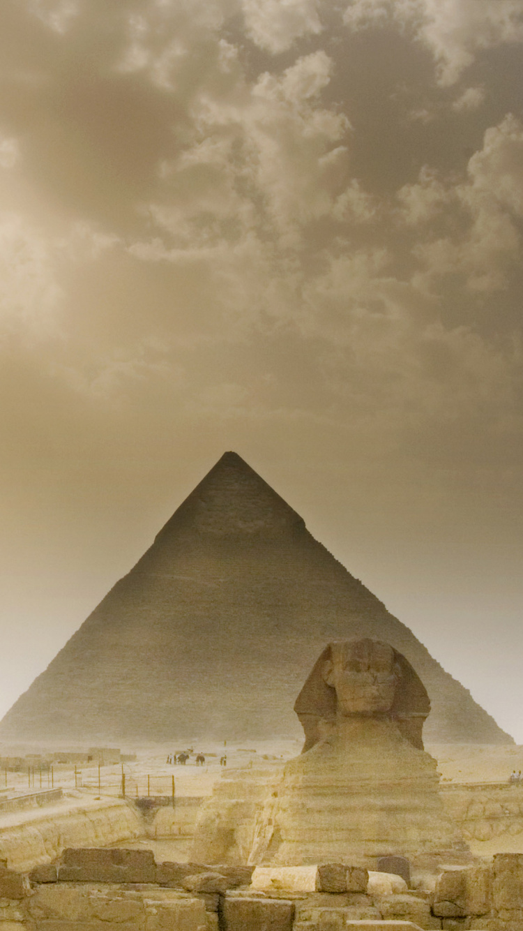 Graue Pyramide Unter Grauem Himmel. Wallpaper in 750x1334 Resolution