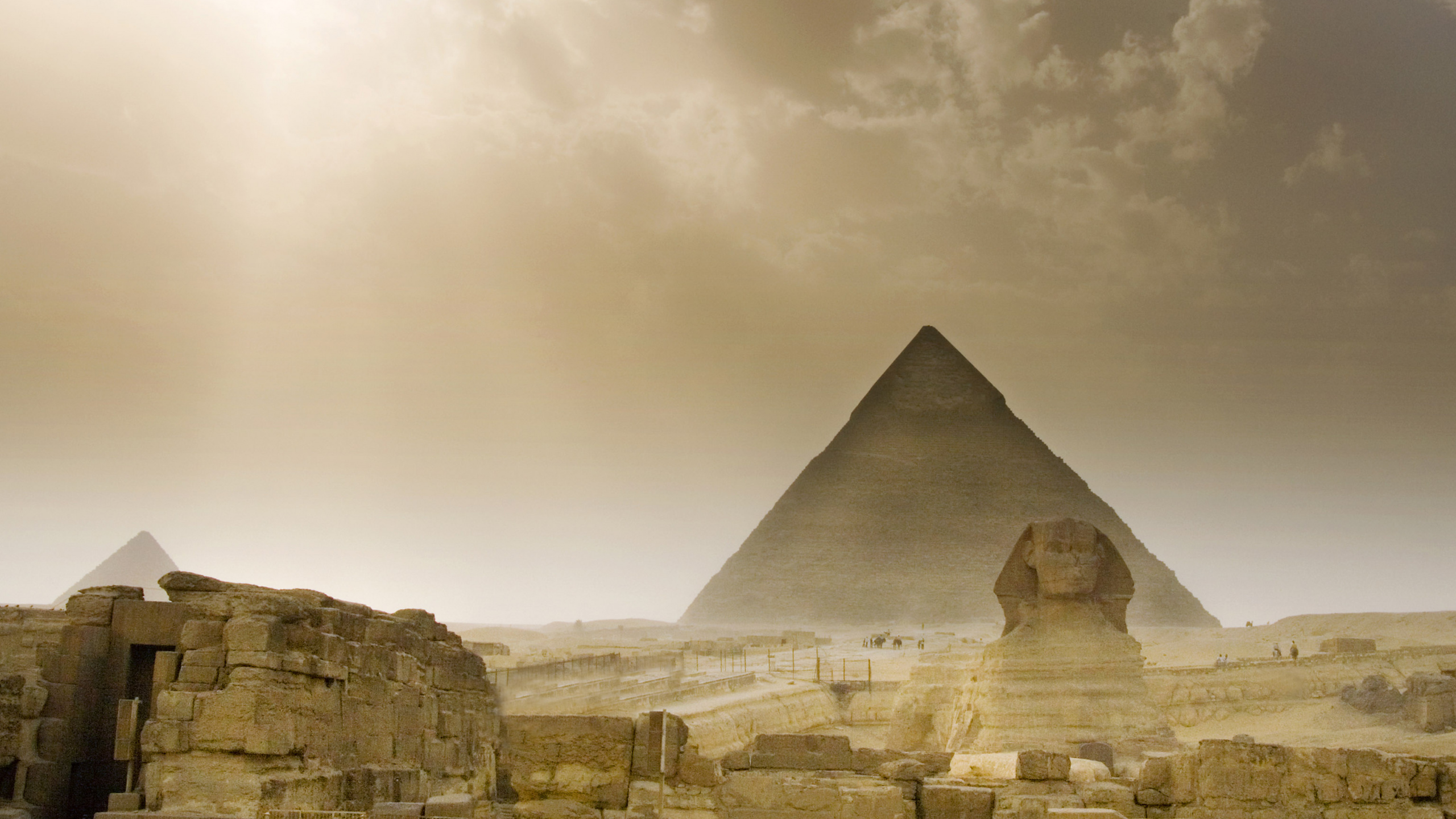 Pyramide Grise Sous Ciel Gris. Wallpaper in 2560x1440 Resolution