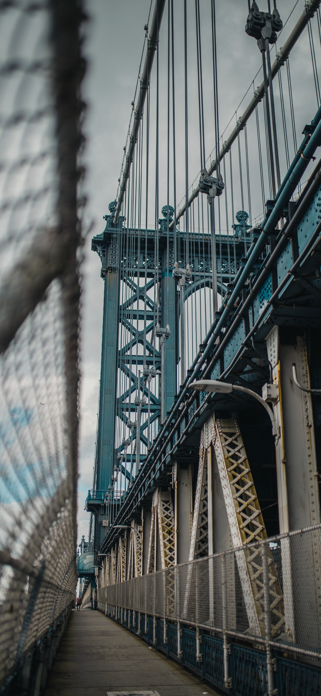 Pont en Métal Gris Pendant la Journée. Wallpaper in 1125x2436 Resolution