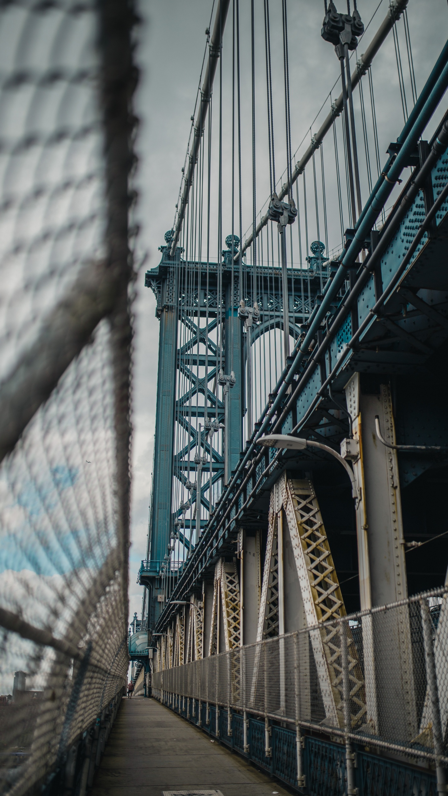 Pont en Métal Gris Pendant la Journée. Wallpaper in 1440x2560 Resolution