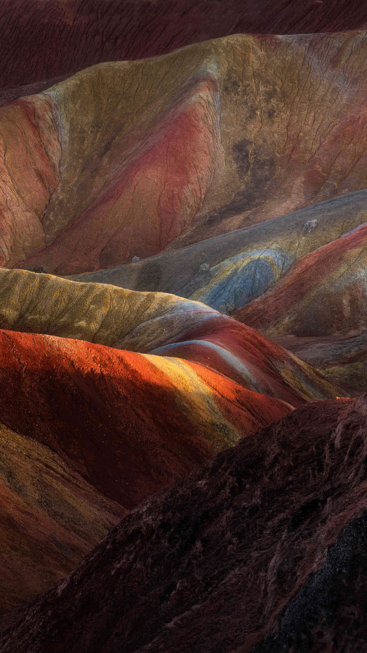 Montagnes Brunes et Grises Pendant la Journée. Wallpaper in 750x1334 Resolution