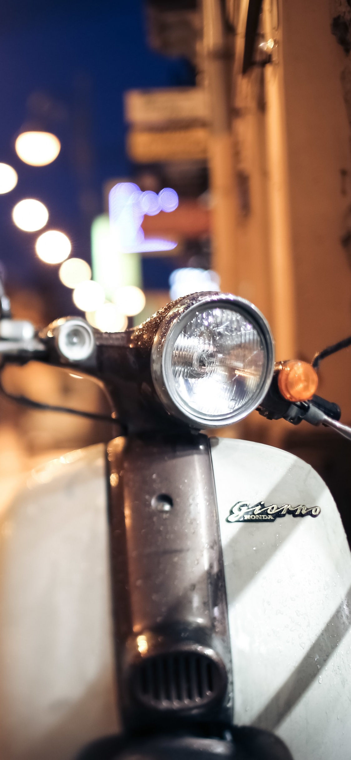 Motocicleta Negra en la Carretera Durante la Noche. Wallpaper in 1125x2436 Resolution