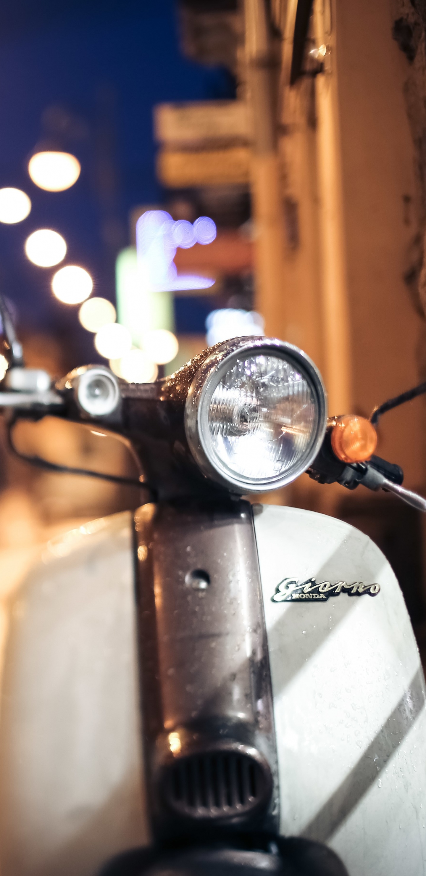 Motocicleta Negra en la Carretera Durante la Noche. Wallpaper in 1440x2960 Resolution