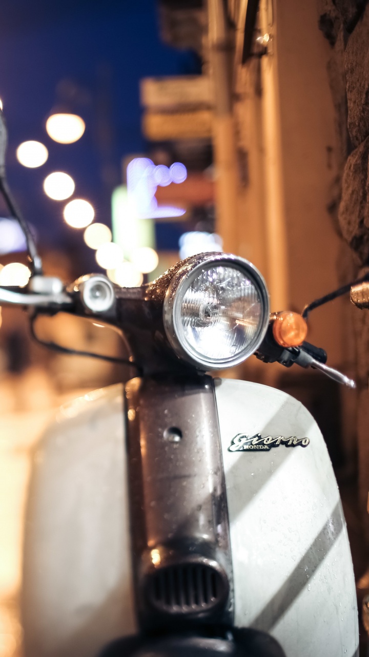 Motocicleta Negra en la Carretera Durante la Noche. Wallpaper in 720x1280 Resolution