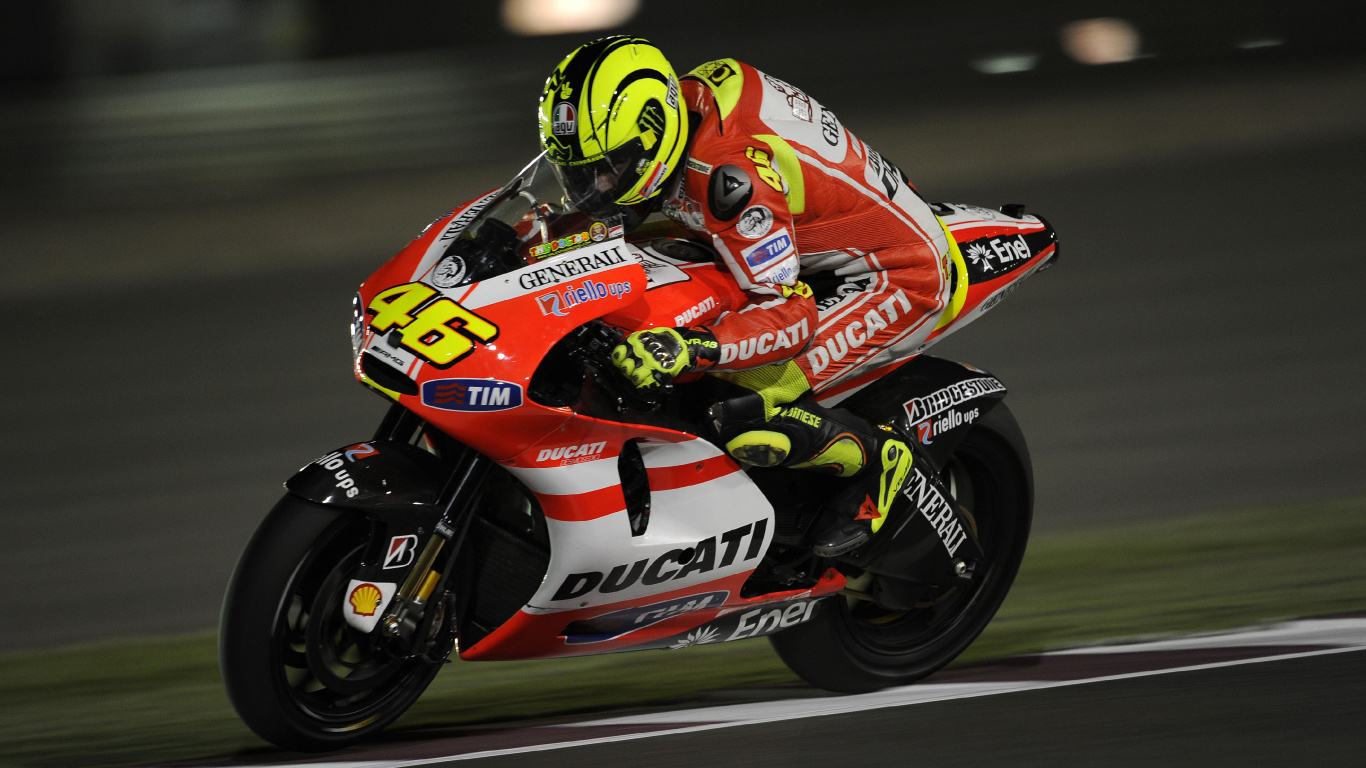 Mann im Rot-weißen Rennanzug Fährt Auf Sportrad. Wallpaper in 1366x768 Resolution