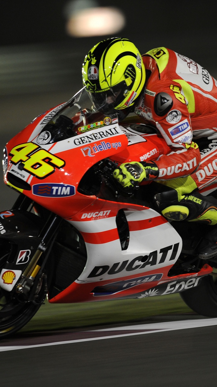 Mann im Rot-weißen Rennanzug Fährt Auf Sportrad. Wallpaper in 720x1280 Resolution