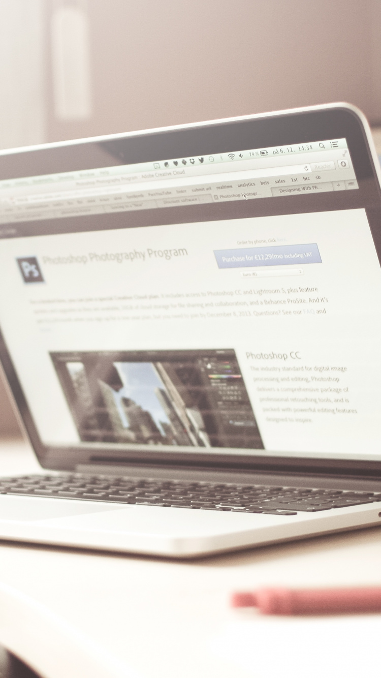 MacBook Air Auf Weißem Tisch. Wallpaper in 750x1334 Resolution