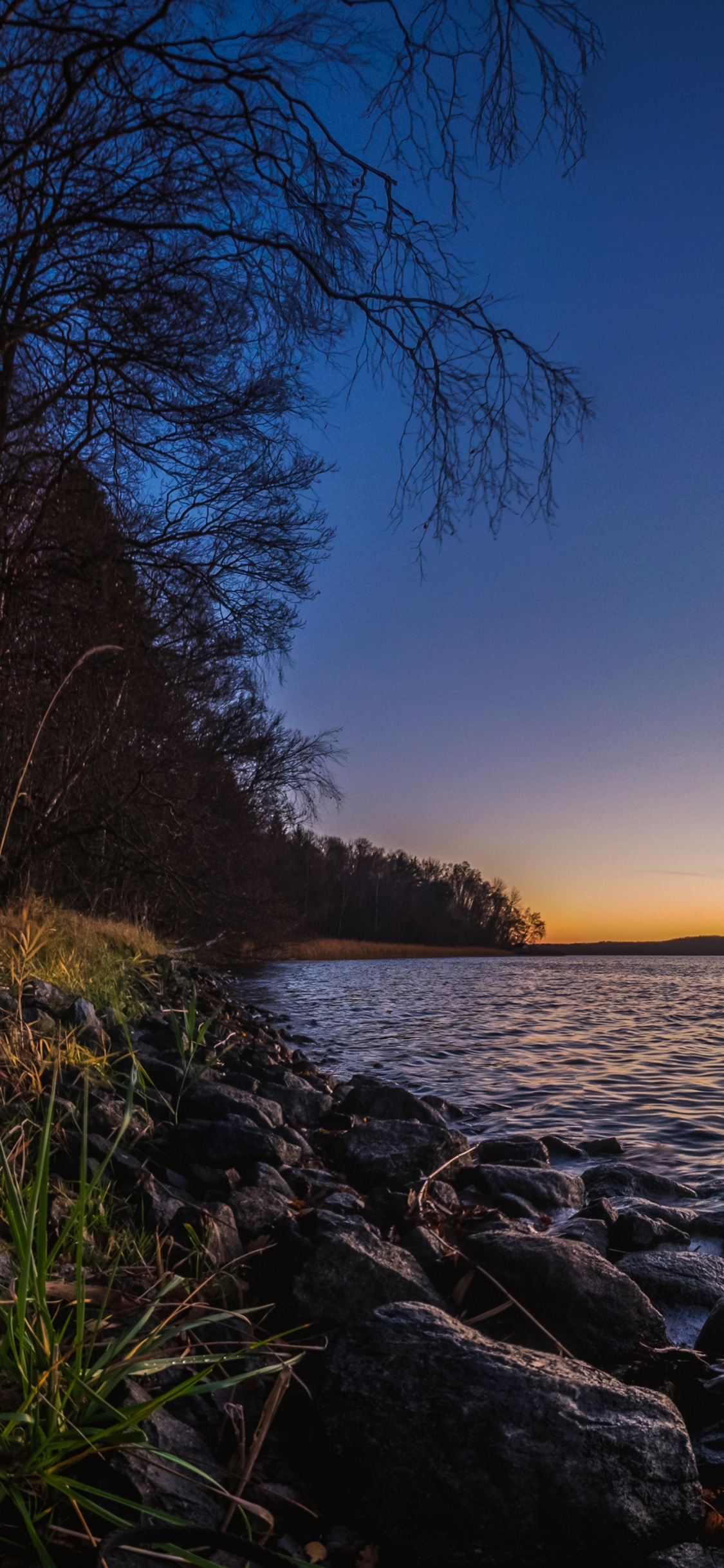 Gewässer Bei Sonnenuntergang. Wallpaper in 1125x2436 Resolution