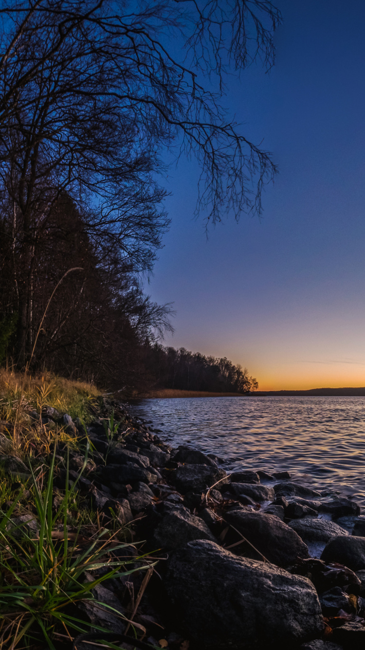 Gewässer Bei Sonnenuntergang. Wallpaper in 750x1334 Resolution