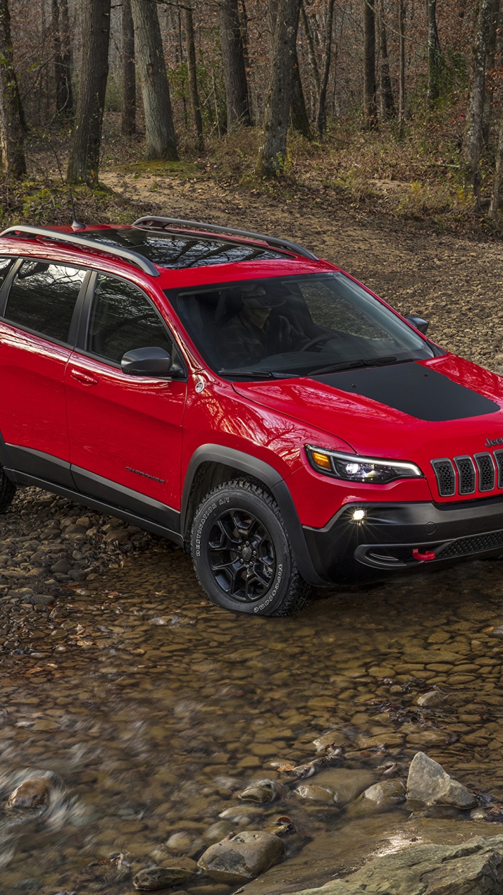 Rot-schwarzer Chevrolet Camaro am Fluss. Wallpaper in 720x1280 Resolution