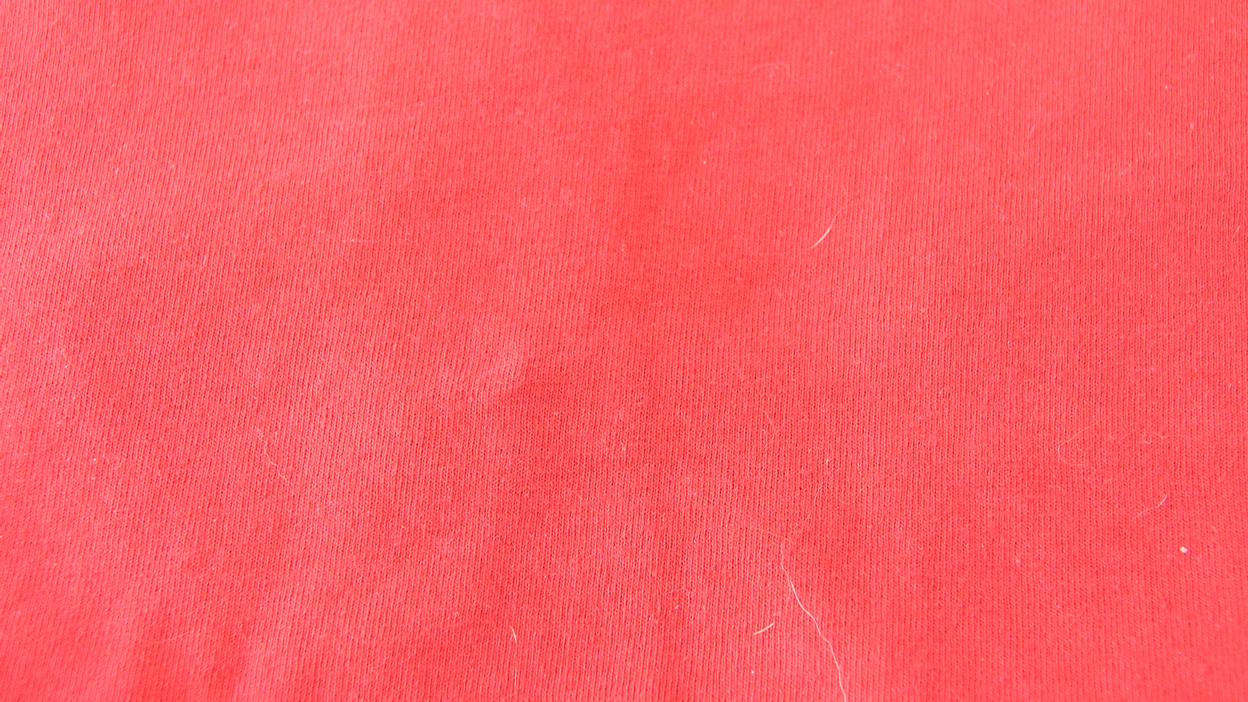 Rotes Textil Mit Weißen Haaren. Wallpaper in 2560x1440 Resolution