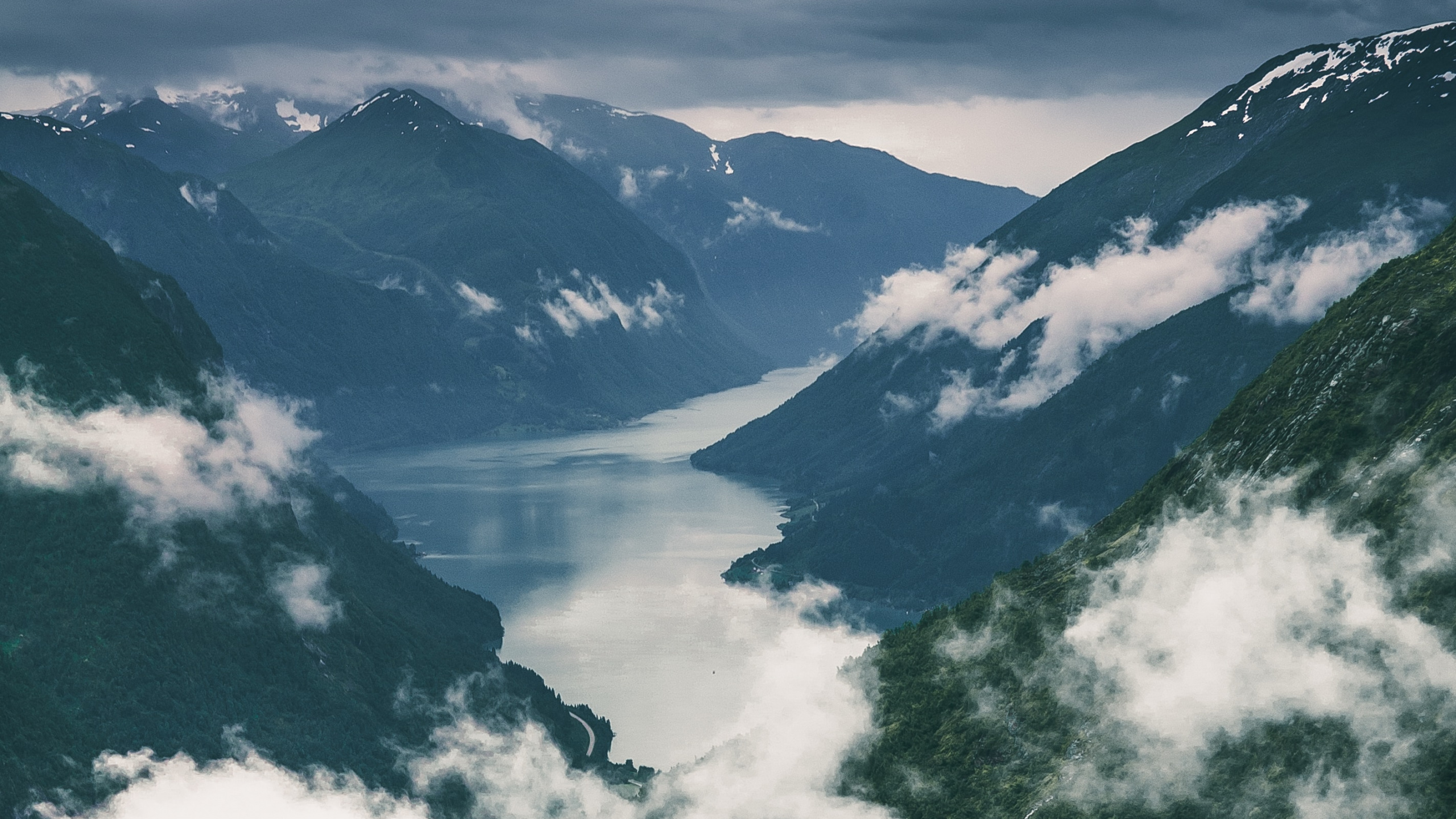 Bergigen Landschaftsformen, Hochland, Cloud, Bergkette, Natur. Wallpaper in 2560x1440 Resolution