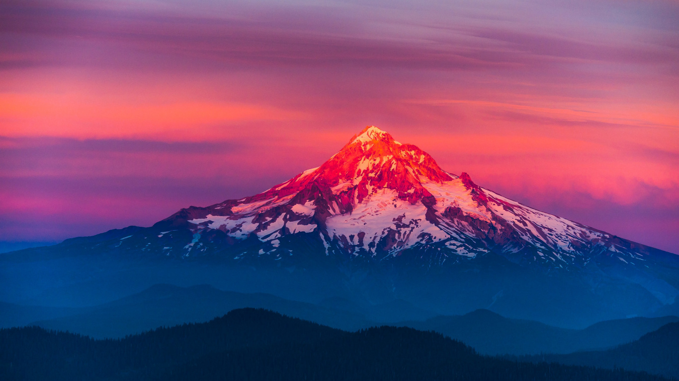 Montagne Couverte de Neige au Coucher du Soleil. Wallpaper in 1366x768 Resolution