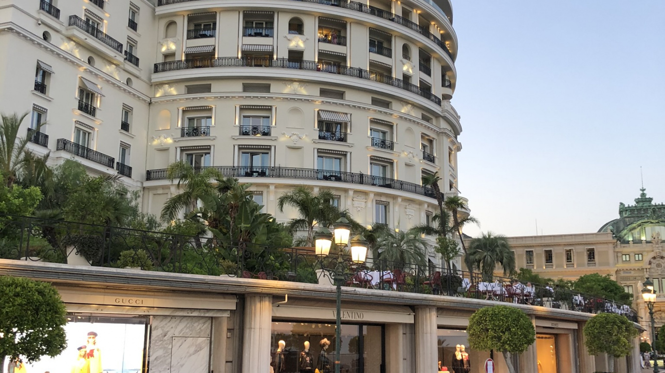 Roi, Voiture Compacte, Voiture de Taille Moyenne, Roue, L'éclairage Automobile. Wallpaper in 1366x768 Resolution