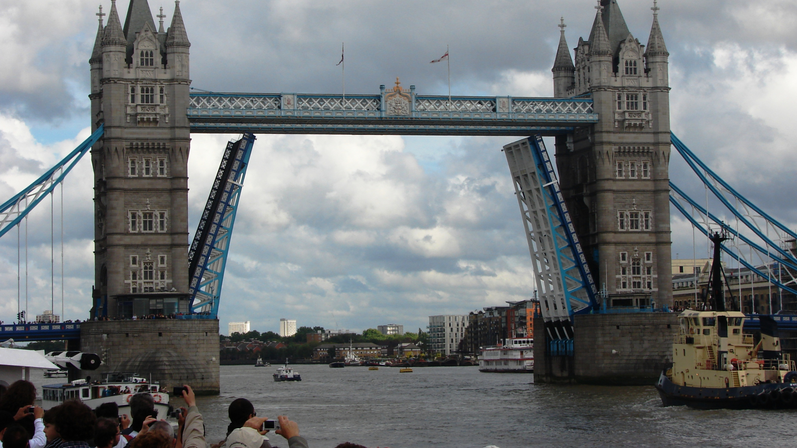 Leute, Die Tagsüber Auf Der Brücke Gehen. Wallpaper in 2560x1440 Resolution