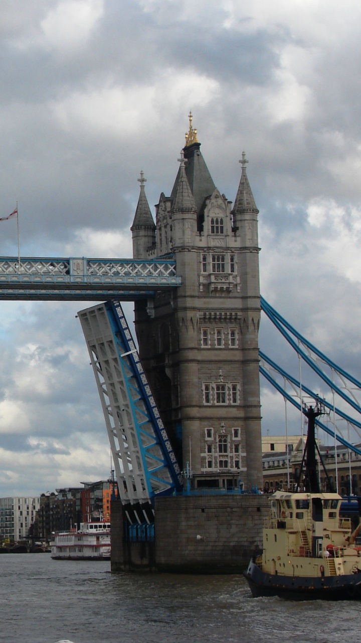 Leute, Die Tagsüber Auf Der Brücke Gehen. Wallpaper in 720x1280 Resolution