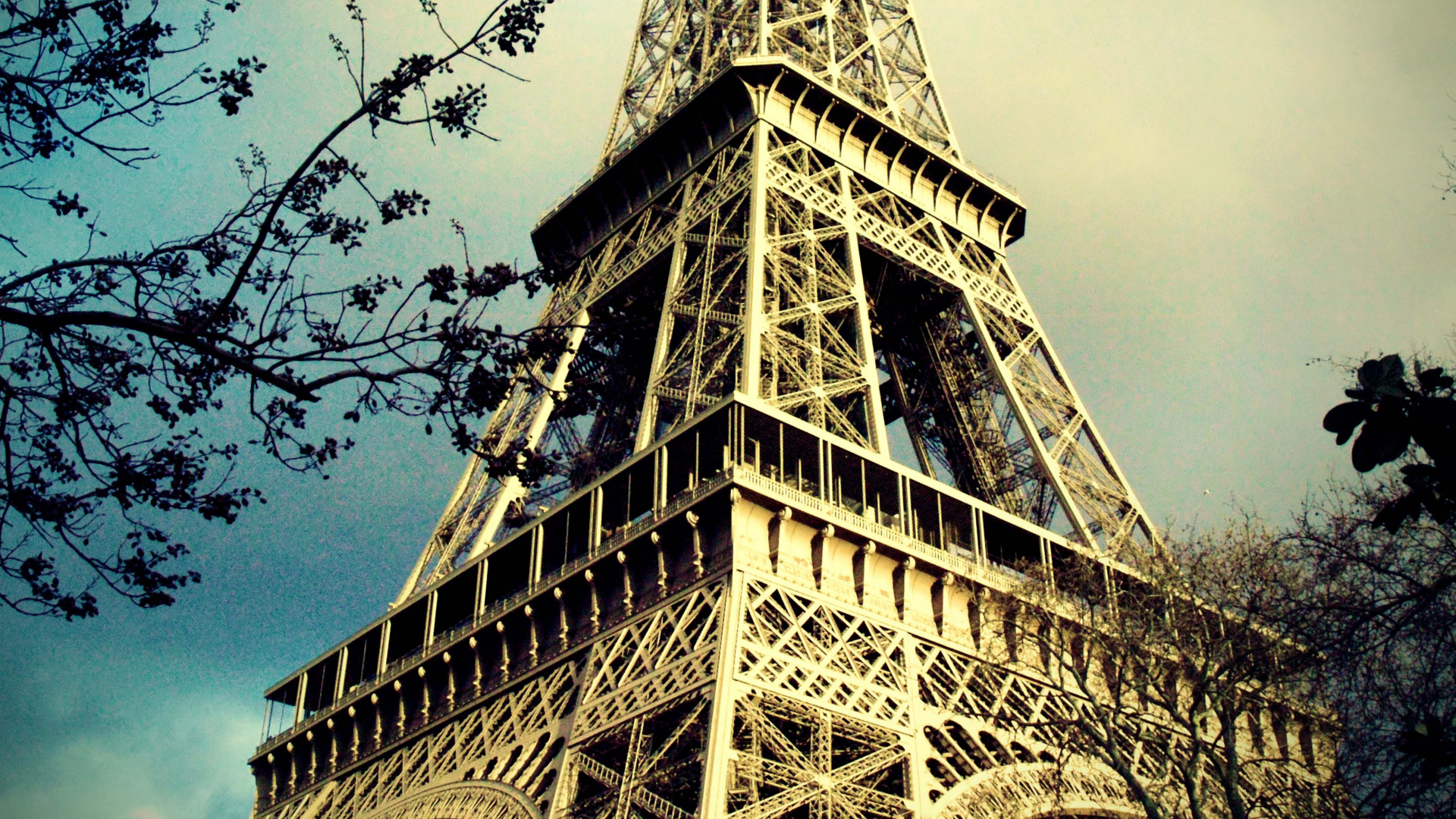 Tour Eiffel Sous Ciel Gris. Wallpaper in 1920x1080 Resolution