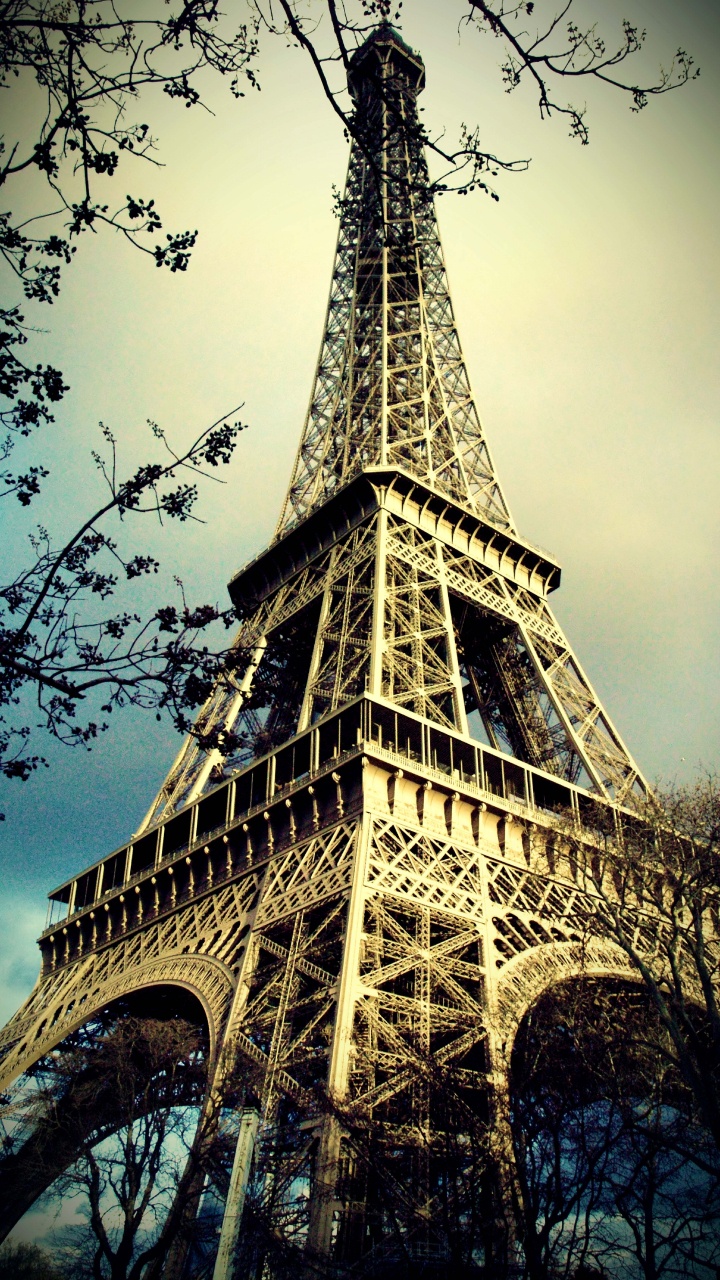Eiffelturm Unter Grauem Himmel. Wallpaper in 720x1280 Resolution