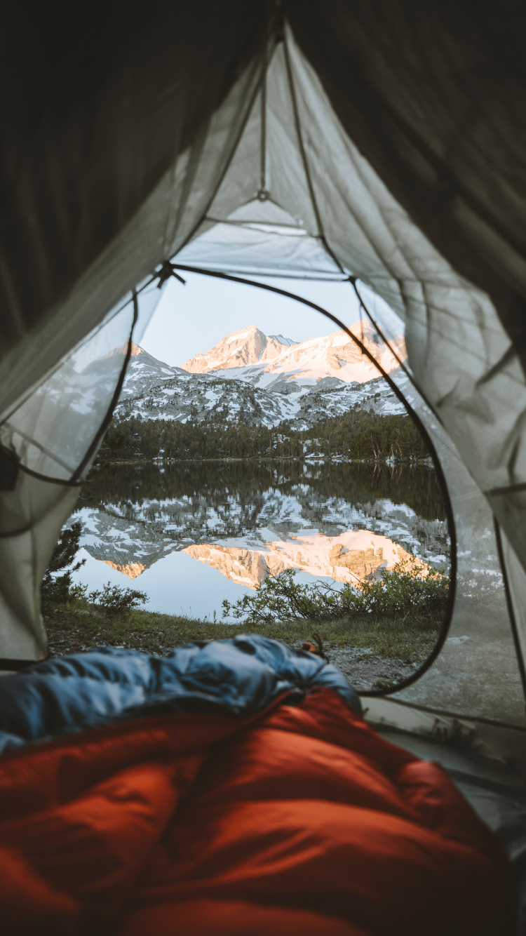 Rot-weißes Textil-Innenzelt. Wallpaper in 750x1334 Resolution