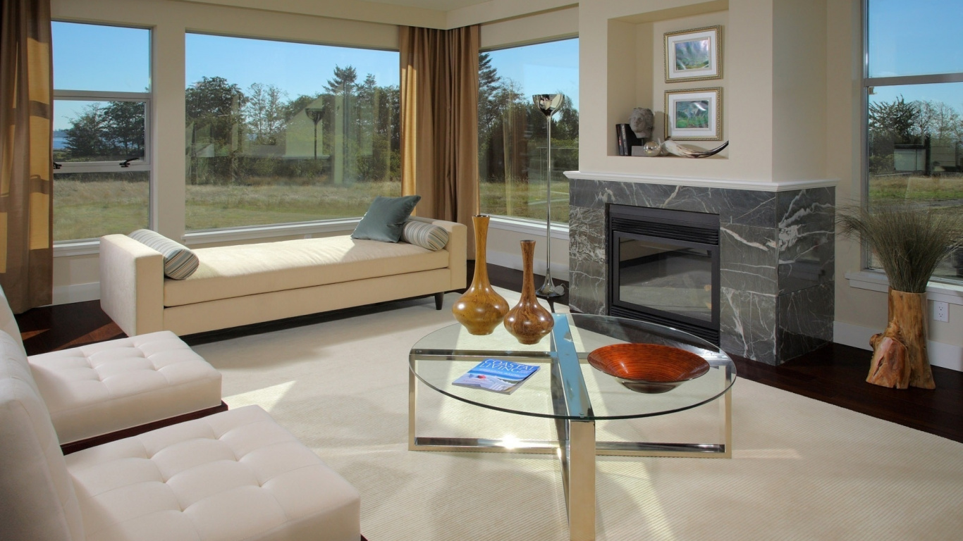 Mesa de Vidrio Transparente Cerca Del Sofá Blanco. Wallpaper in 1366x768 Resolution