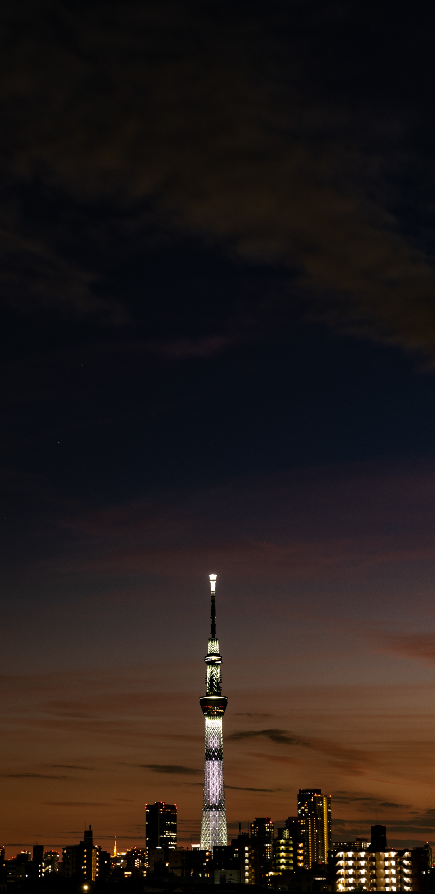 Skyline Der Stadt Unter Weißen Wolken Tagsüber. Wallpaper in 1440x2960 Resolution
