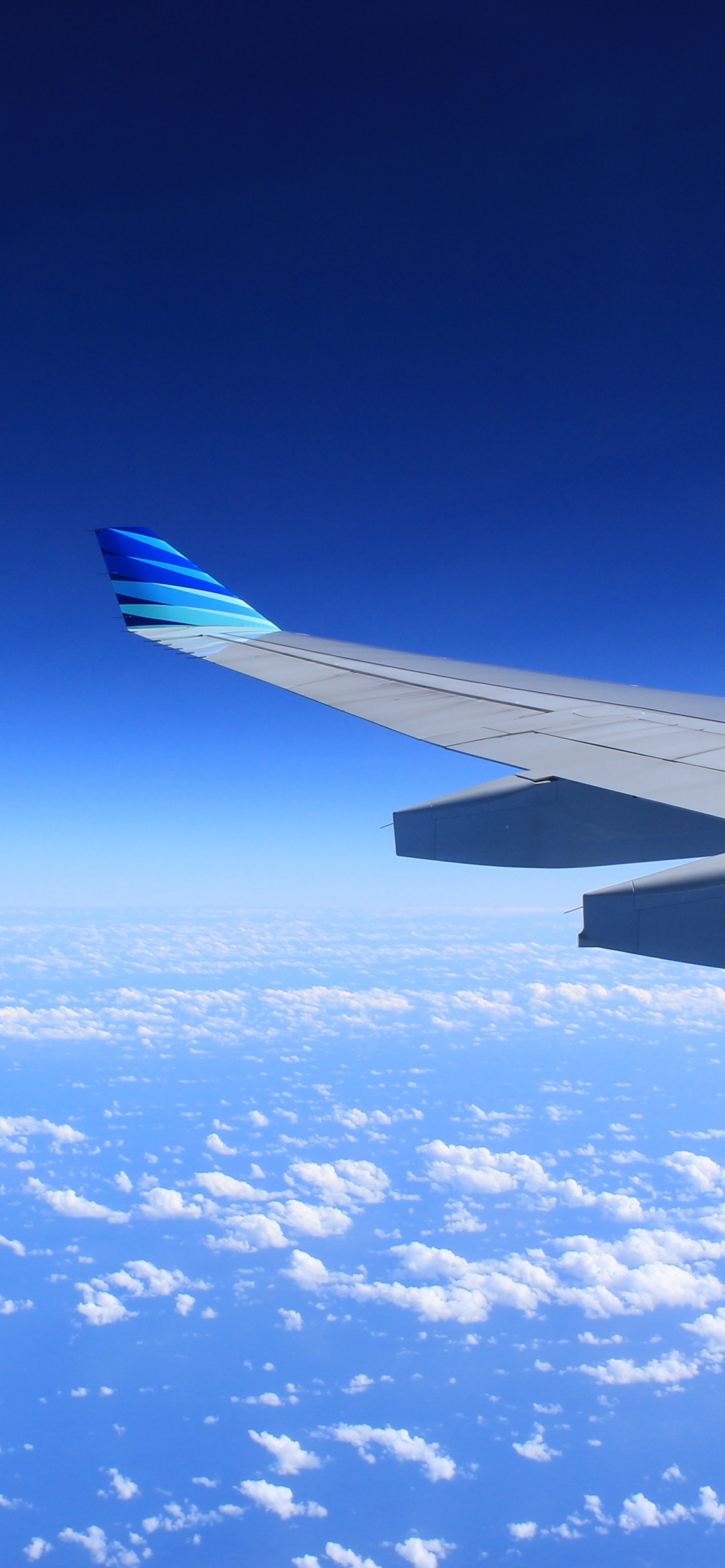 White and Blue Airplane Wing Under Blue Sky During Daytime. Wallpaper in 1242x2688 Resolution