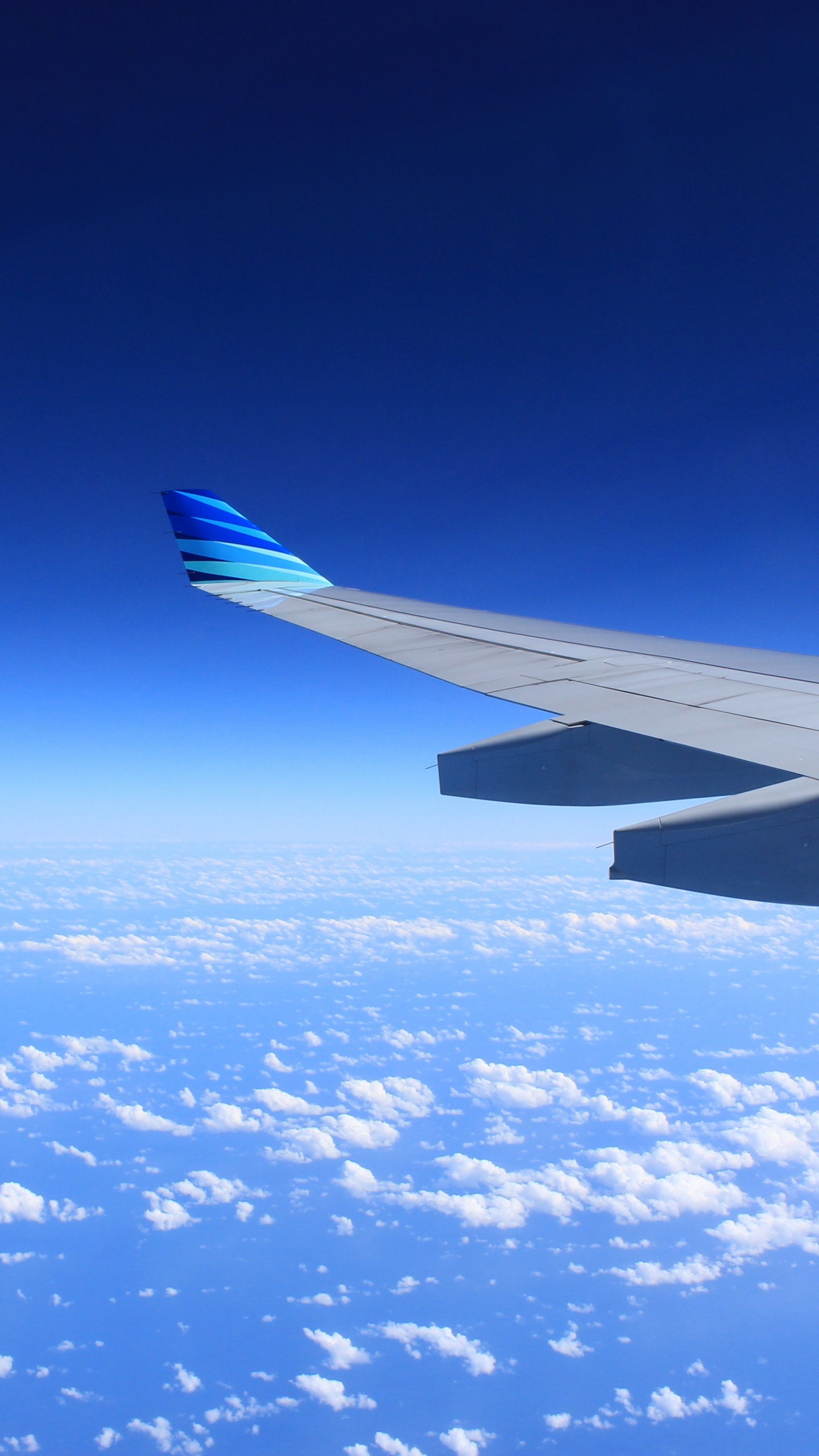 White and Blue Airplane Wing Under Blue Sky During Daytime. Wallpaper in 1440x2560 Resolution