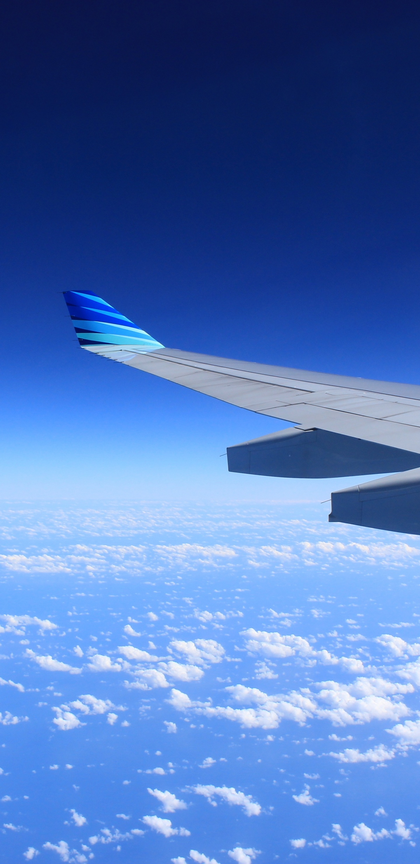 White and Blue Airplane Wing Under Blue Sky During Daytime. Wallpaper in 1440x2960 Resolution