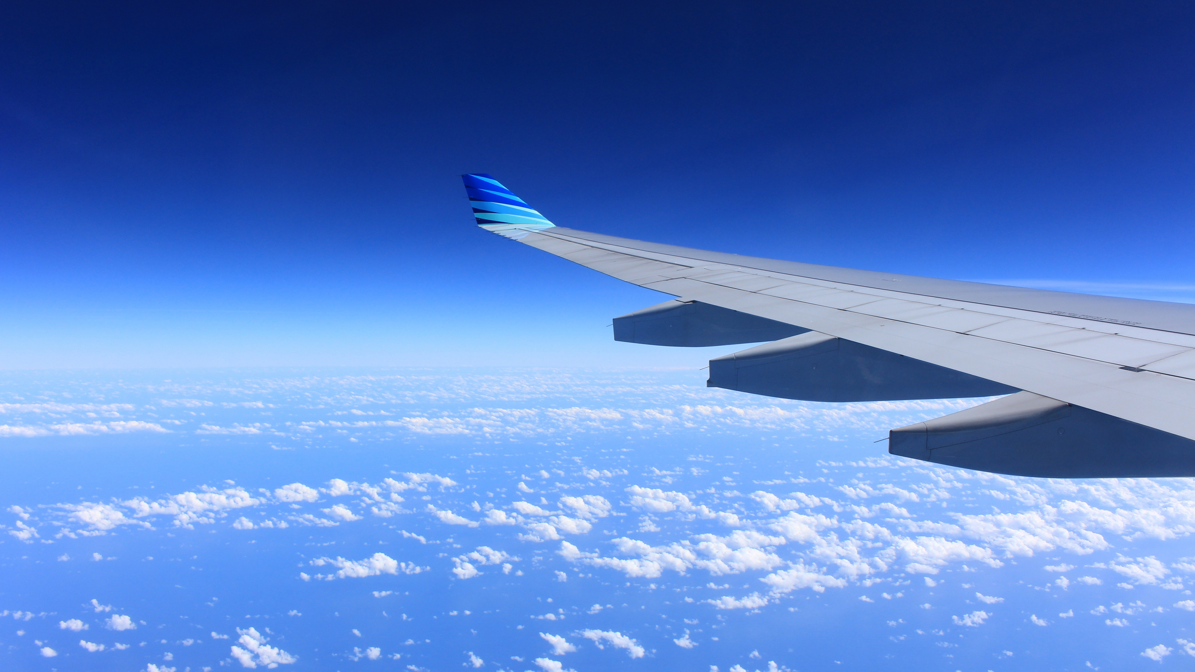 White and Blue Airplane Wing Under Blue Sky During Daytime. Wallpaper in 3840x2160 Resolution
