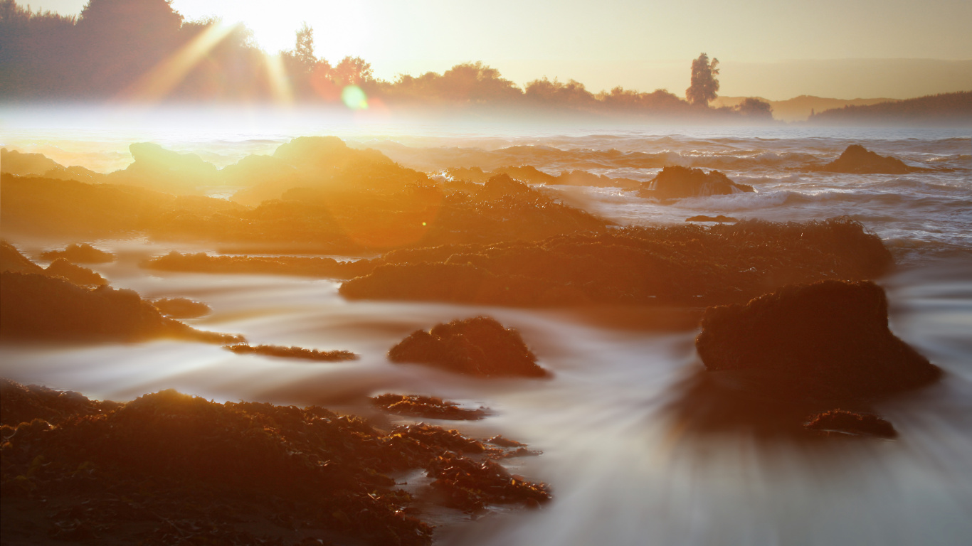 Plan D'eau au Coucher du Soleil. Wallpaper in 1366x768 Resolution