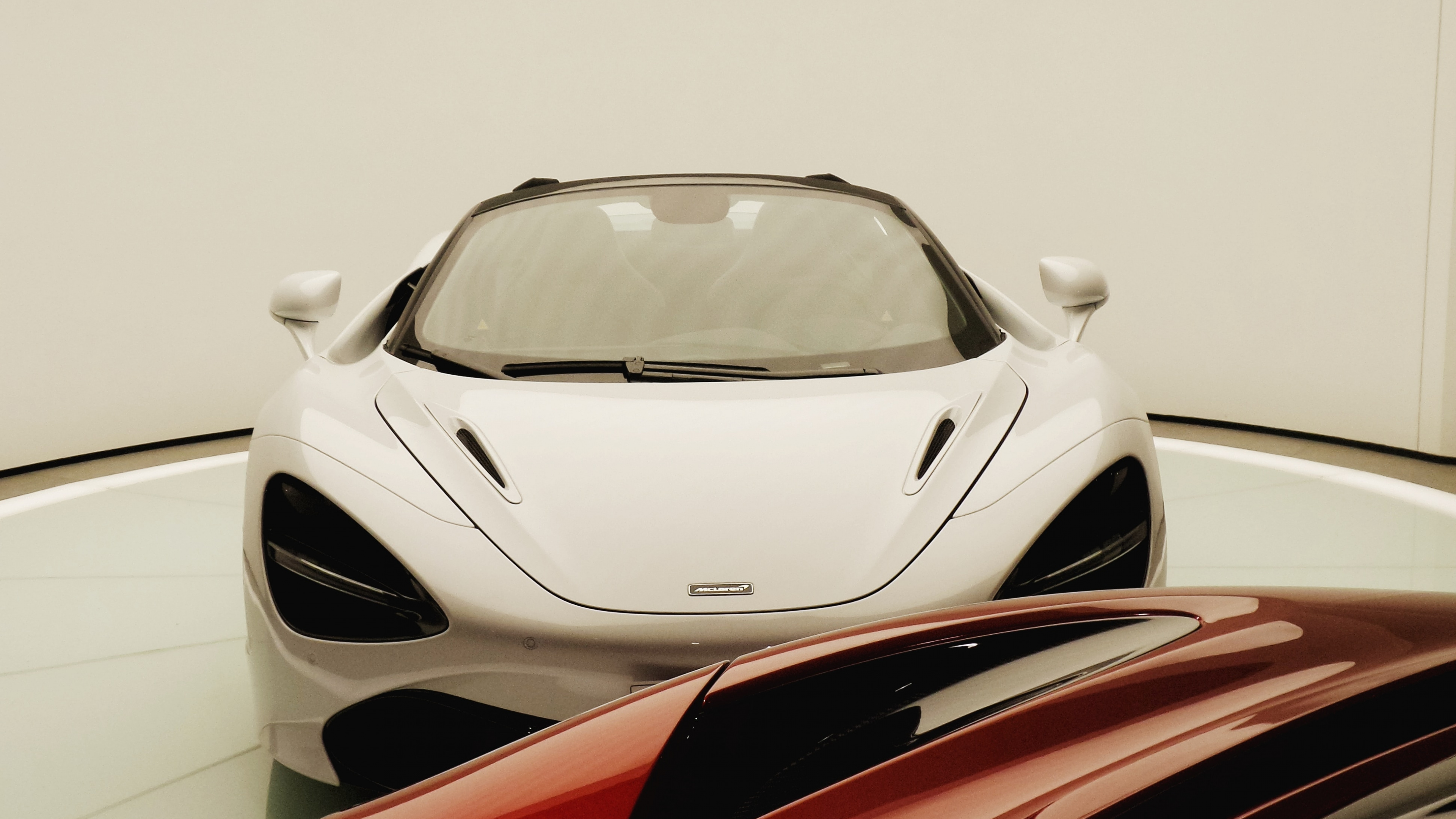 Voiture de Sport Ferrari Blanche et Rouge. Wallpaper in 3840x2160 Resolution