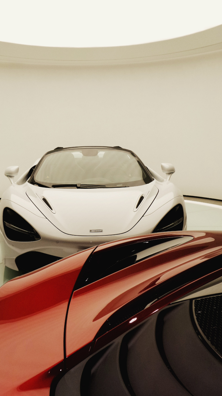 Voiture de Sport Ferrari Blanche et Rouge. Wallpaper in 750x1334 Resolution