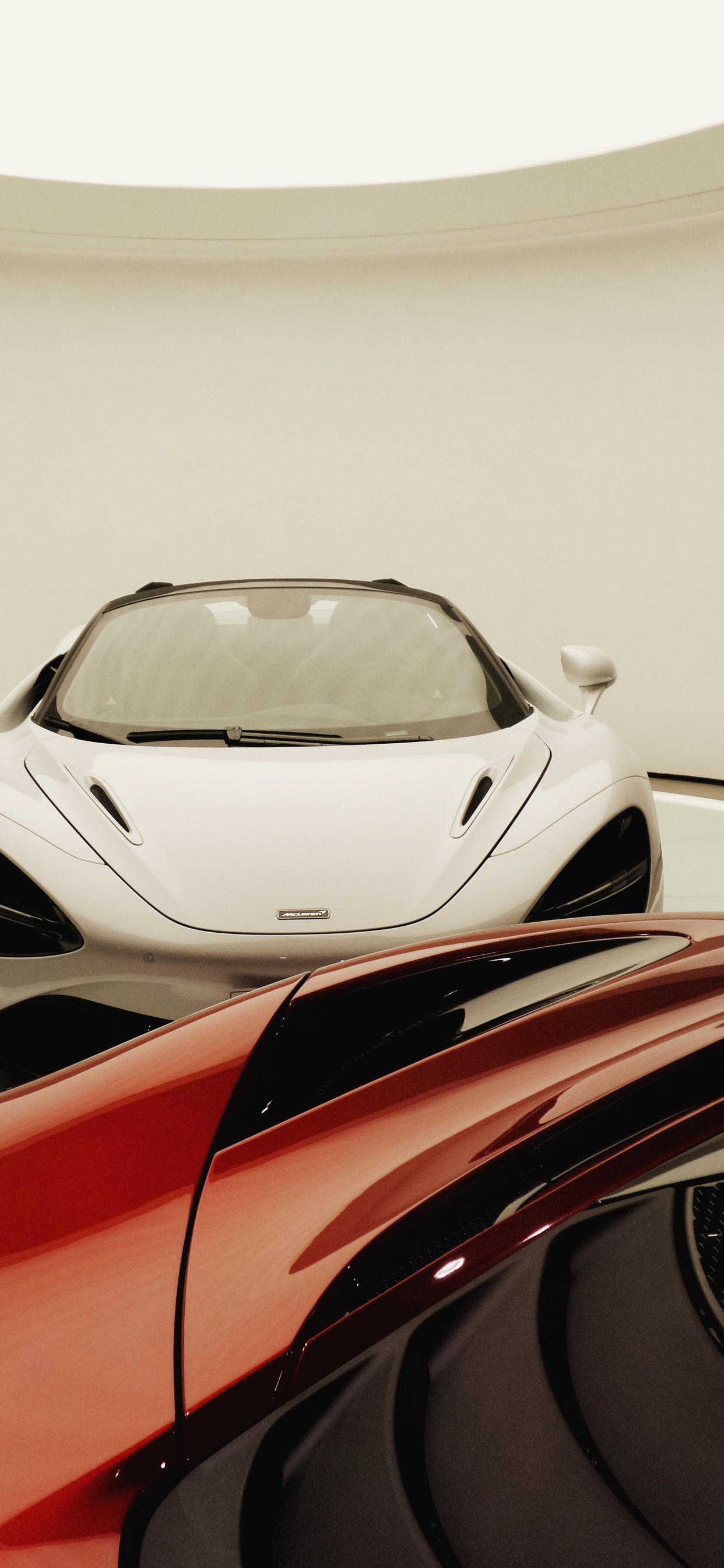 Weiß-roter Ferrari-Sportwagen. Wallpaper in 1242x2688 Resolution