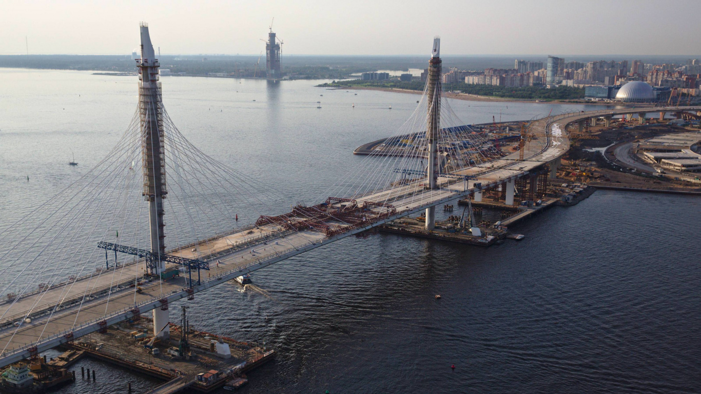 Tagsüber Braune Brücke Über Dem Gewässer. Wallpaper in 1366x768 Resolution