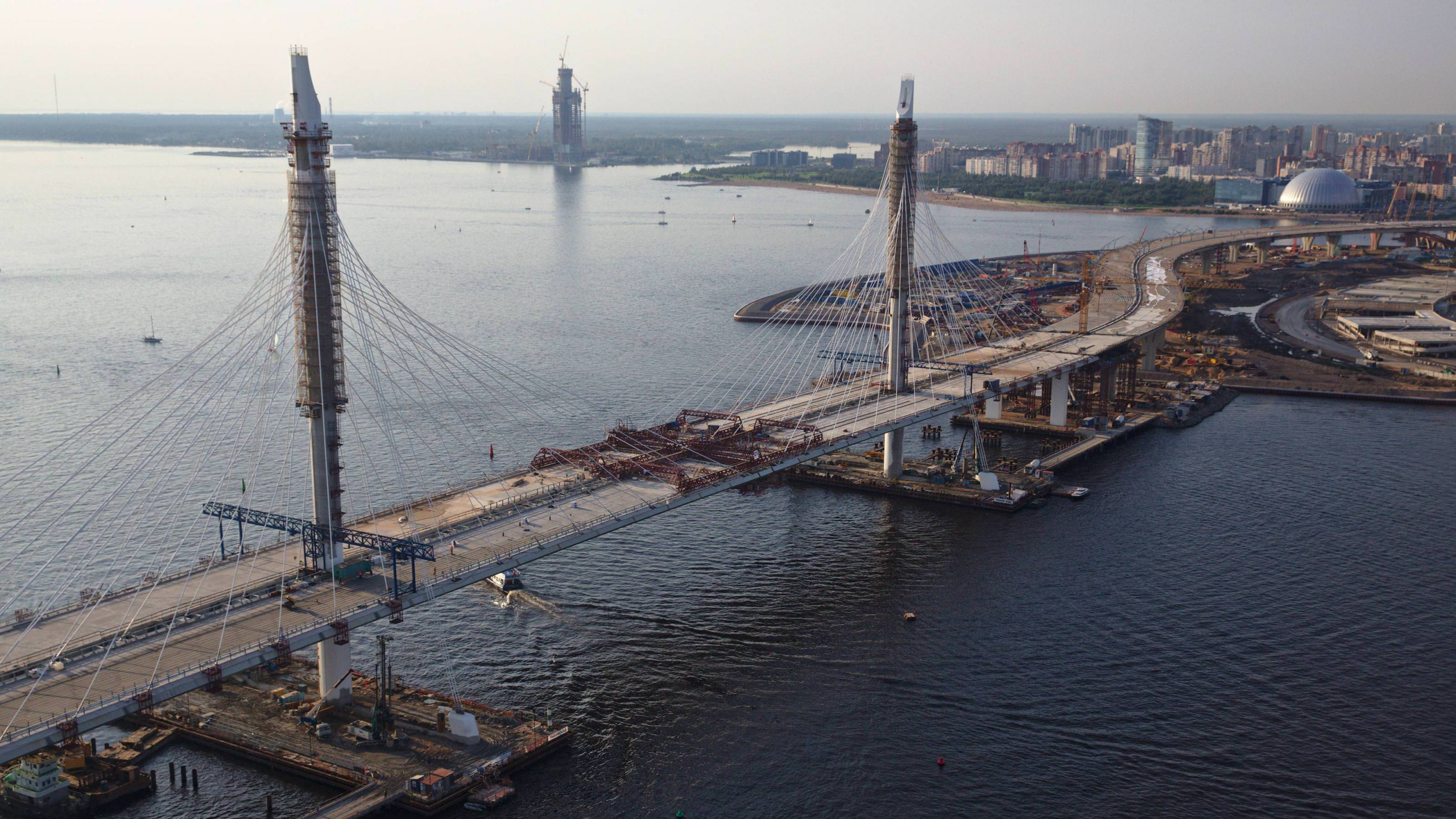 Puente Marrón Sobre el Cuerpo de Agua Durante el Día. Wallpaper in 2560x1440 Resolution